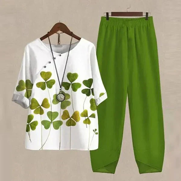 Ensemble chemise et pantalon vert : chemisier blanc à trèfles verts, pantalon fluide