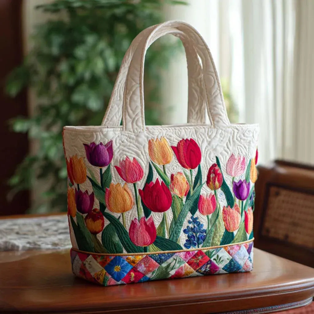 Sac cabas en tissu crème, fleurs rouges et tulipes violettes, bordure patchwork multicolore.