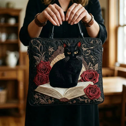 Sac cabas artisanal noir avec chat noir brodé, roses rouges et livre ouvert