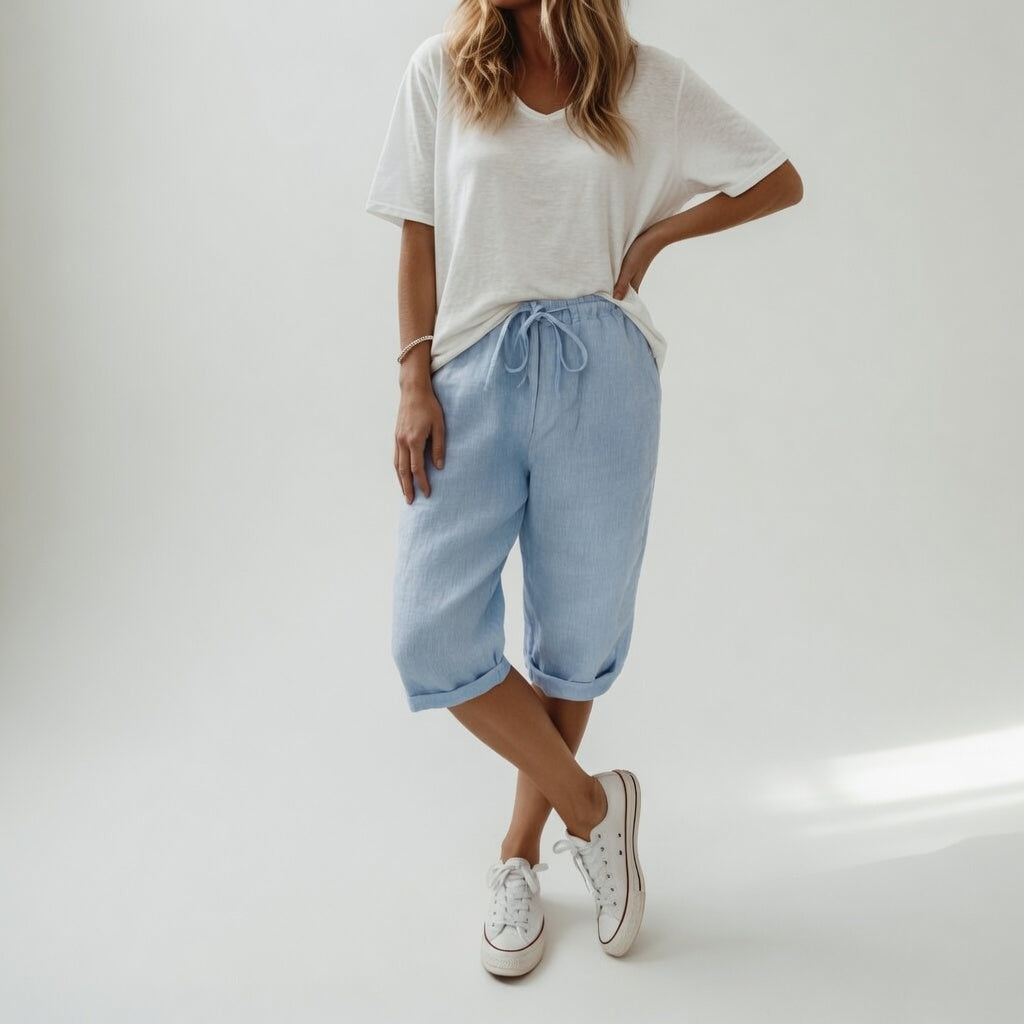 Bermuda en coton bleu clair, taille élastique à cordon, longueur mi-mollet.
