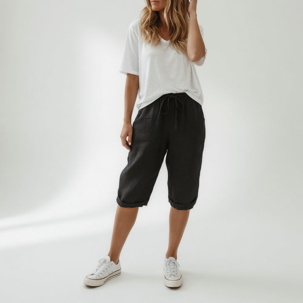 Bermuda coton noir, taille élastique avec cordon de serrage, longueur mi-mollet.