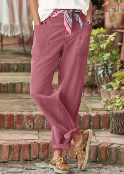 Pantalon élégant rose, coupe ample, passants et boutons sur le devant.
