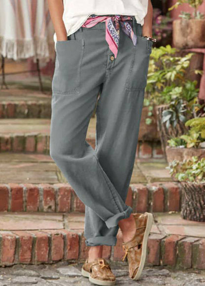 Pantalon élégant gris, coupe ample, surpiqûres visibles et poches latérales.