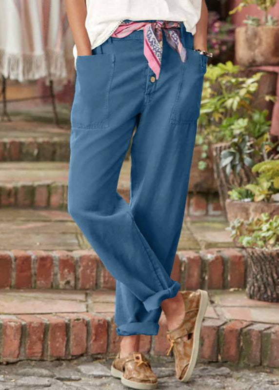 Pantalon élégant bleu, coupe droite, passants de ceinture et poches latérales.