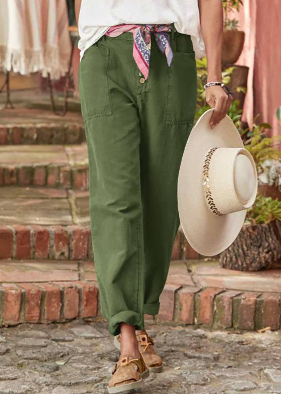 Pantalon élégant vert, fermeture boutonnée, poches et jambes légèrement évasées.