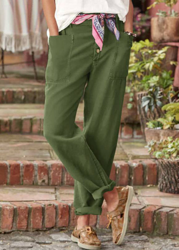 Pantalon élégant vert, coupe ample, surpiqûres visibles et poches sur le devant.