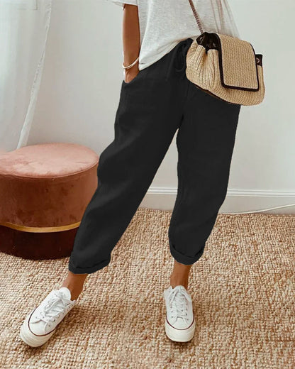 Pantalon fluide noir en mélange coton et lin, coupe ample, bas froncé élastique.