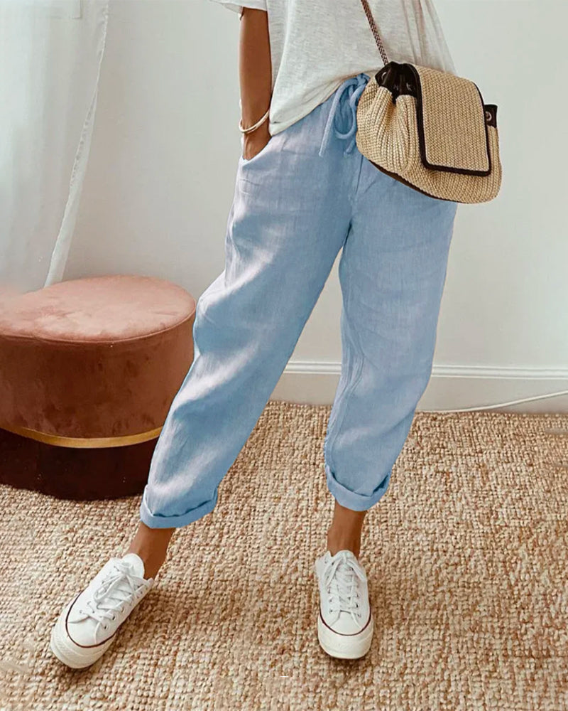 Pantalon fluide bleu clair en mélange coton et lin, coupe ample, bas élastiqué.