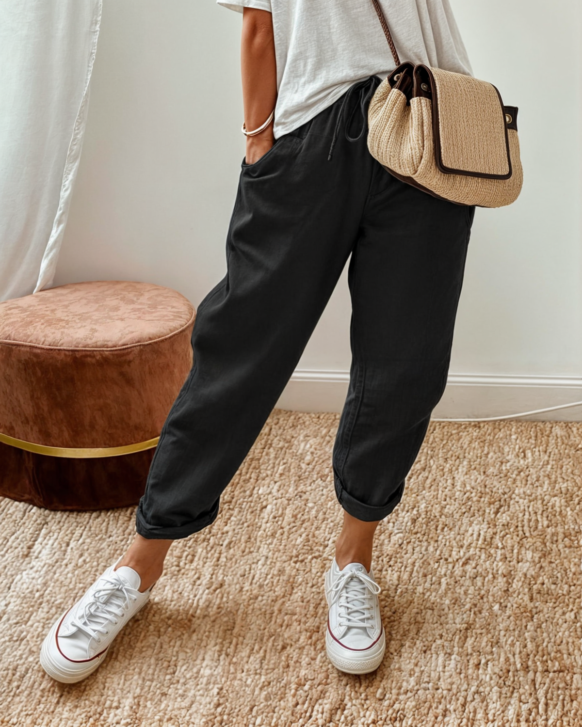Pantalon chic décontracté noir, taille élastique, poches, bas resserré.