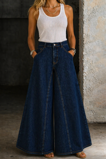 Jean taille haute bleu marine à jambe évasée, coutures visibles et poches avant