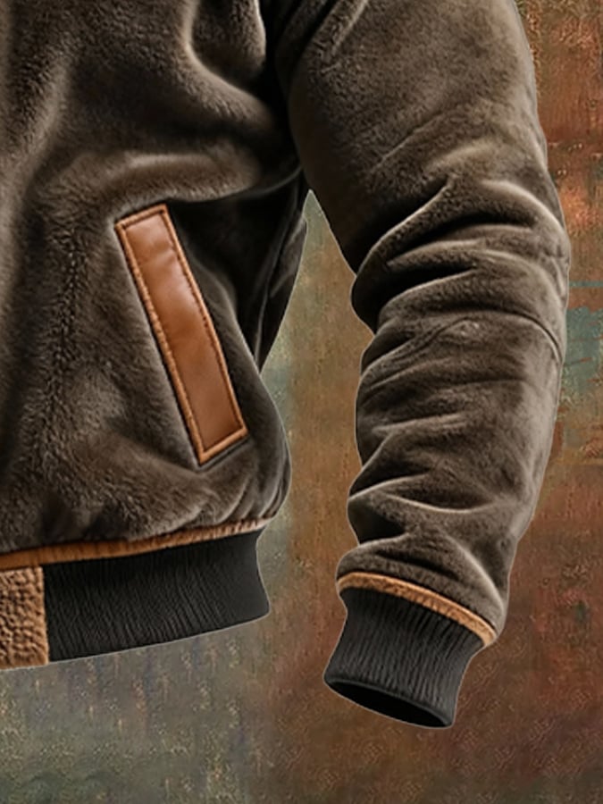 Veste chaude en tissu duveteux et cuir, poche en cuir marron, poignets côtelés.
