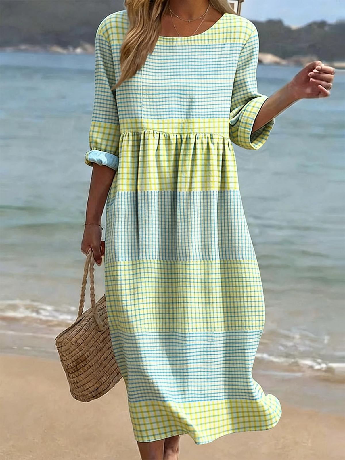 Robe décontractée plaid jaune-vert, encolure carrée, manches 3/4, taille froncée.