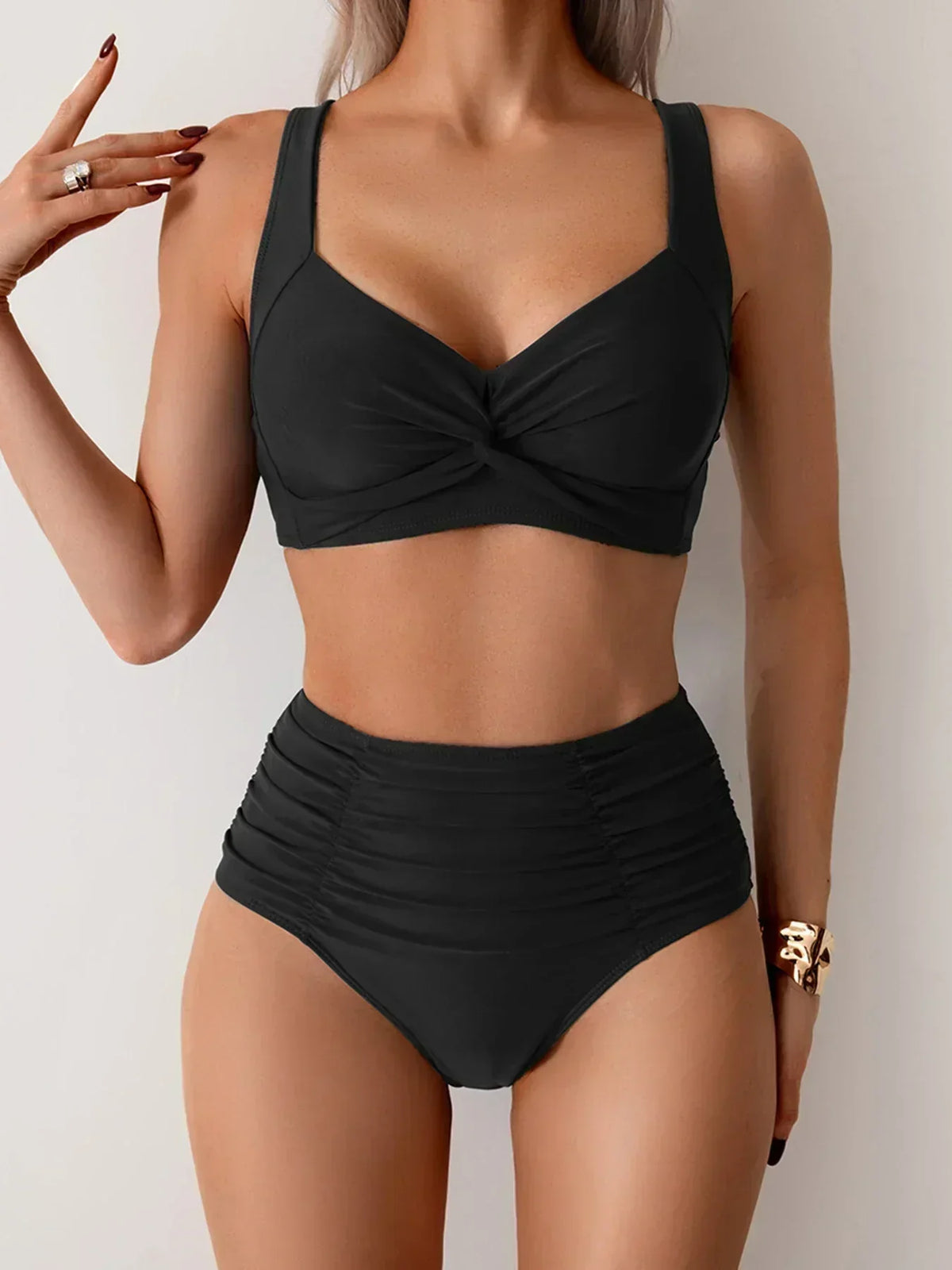 Ensemble bikini taille haute noir : haut croisé et bas froncés au niveau de la taille