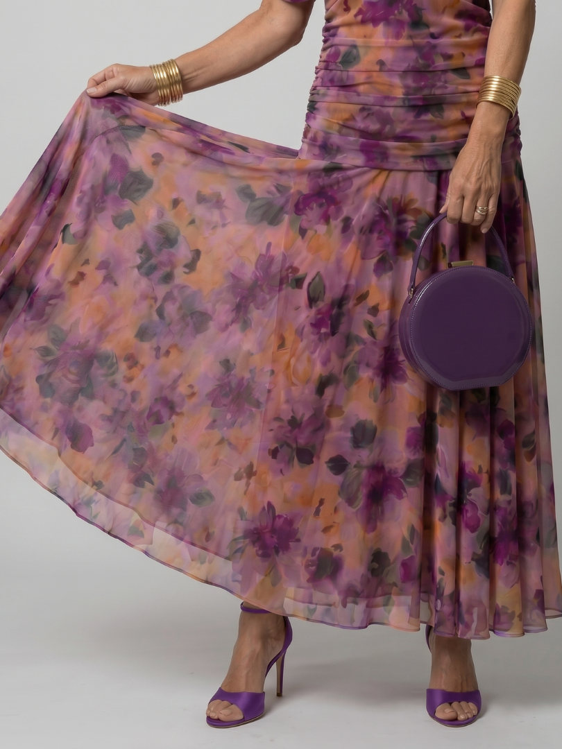 Robe midi violette à fleurs, épaules dénudées, jupe ample fluide en voile.