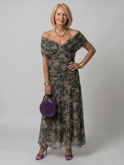 Robe longue midi à épaules dénudées, décolleté en V, imprimé végétal vert foncé.