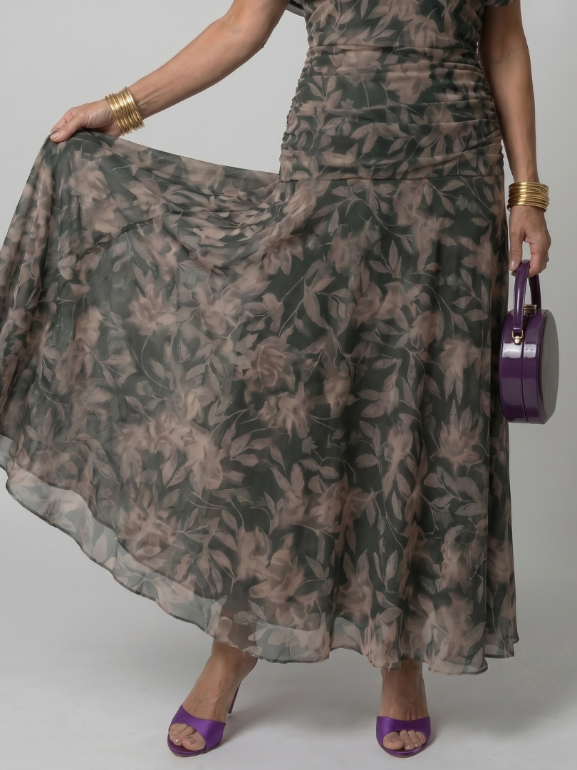 Robe longue vert foncé à motifs feuillage, jupe ample en voile, manches évasées.