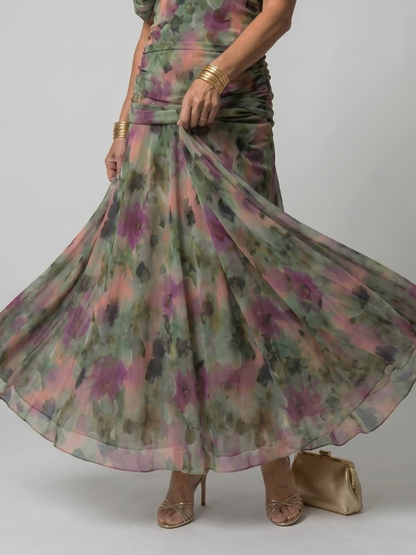 Robe longue multicolore à fleurs, épaules dénudées, jupe ample en mousseline.