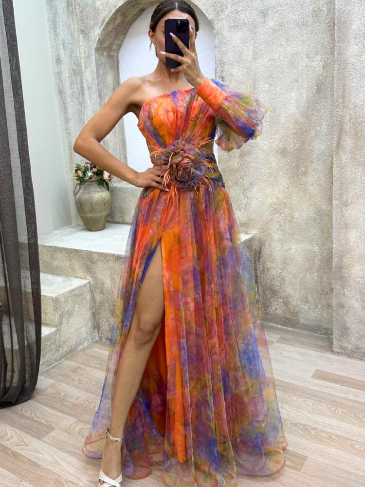 Robe asymétrique fleurie orange et violette à une épaule, fendue sur le côté