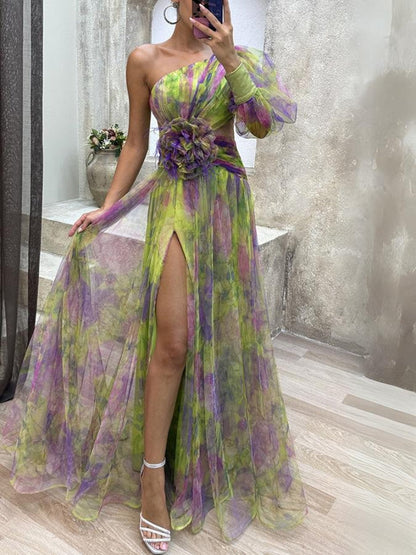 Robe asymétrique fleurie verte et violette, bustier une épaule, fente longue