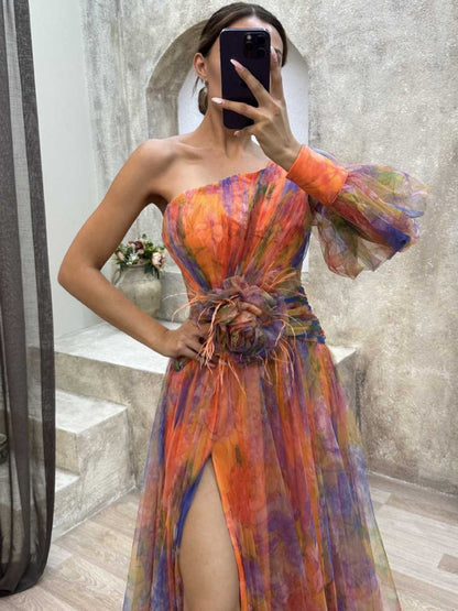 Robe longue asymétrique une épaule, corsage fleurie, orange et rose, voile