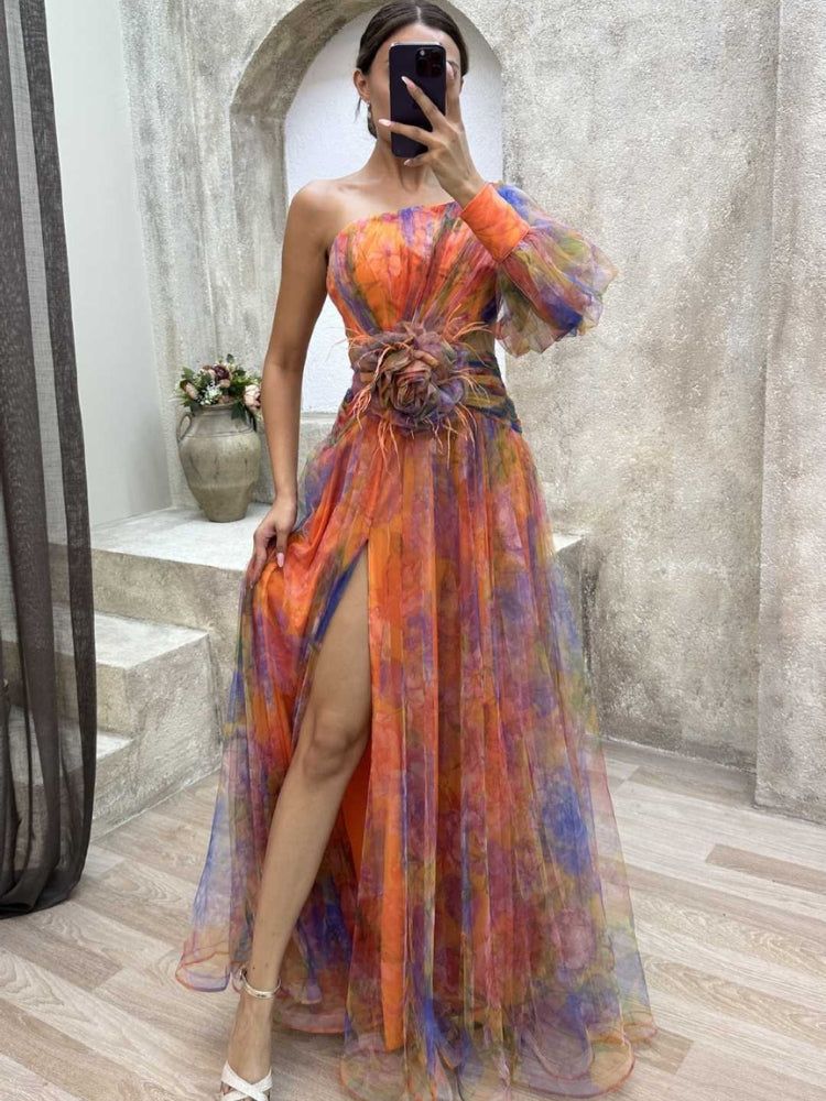 Robe longue asymétrique une épaule, fleurs au corsage, orange et violet, fente