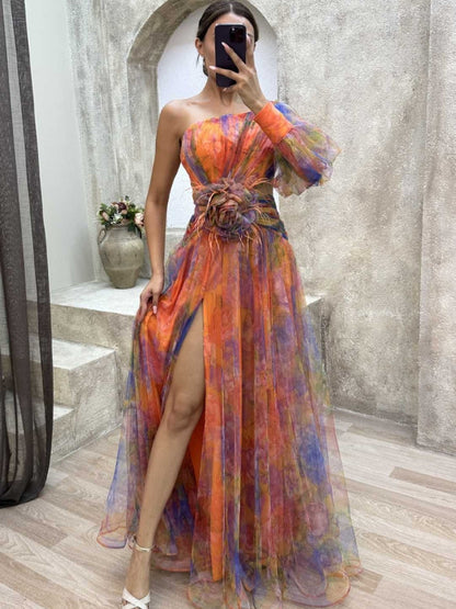 Robe longue asymétrique une épaule, fleurs au corsage, orange et violet, fente