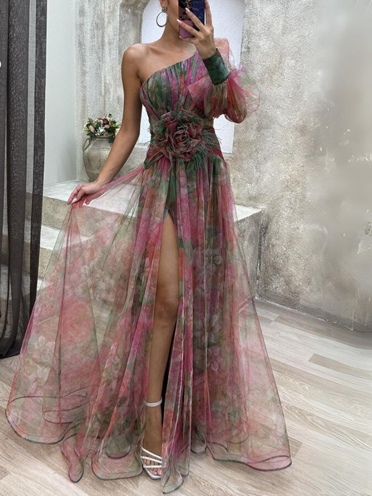 Robe asymétrique fleurie rose, encolure asymétrique, fente longue sur la jambe
