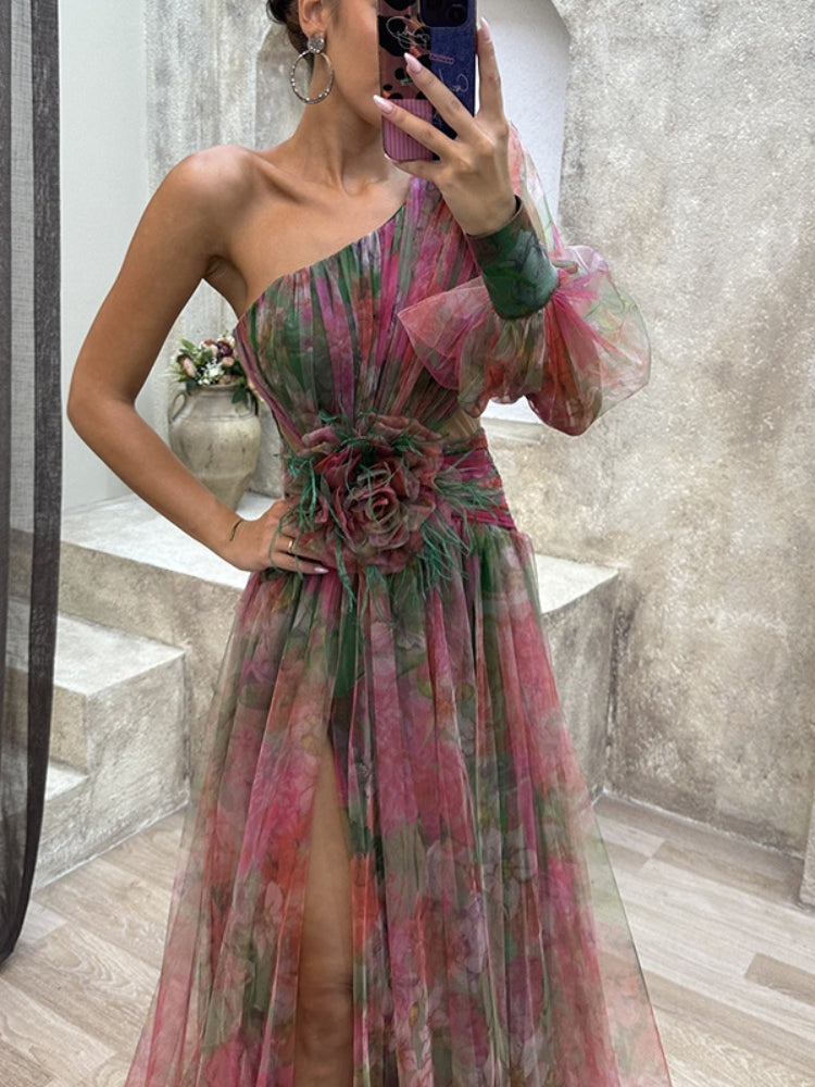 Robe longue asymétrique une épaule, corsage fleurie, rose et vert, voile léger