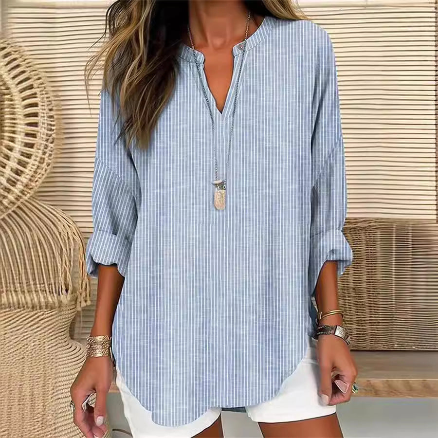 Blouse décontractée à encolure V, manches retroussées, rayures bleu clair verticales.