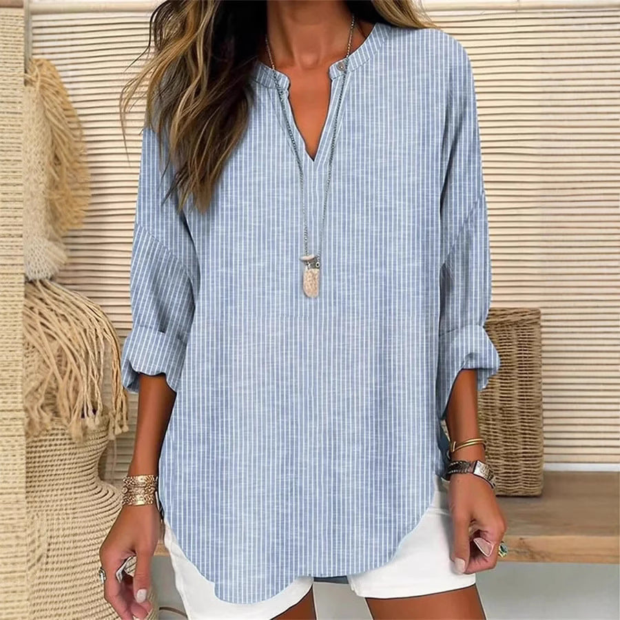 Blouse décontractée à encolure V, manches retroussées, rayures bleu clair verticales.