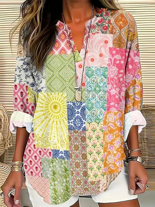 Blouse patchwork multicolore, encolure V boutonnée, manches trois-quarts.