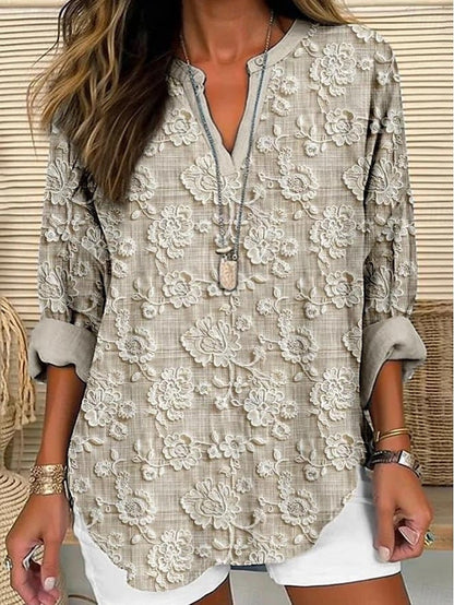Blouse ample beige/gris avec dentelle brodée florale, encolure V boutonnée.