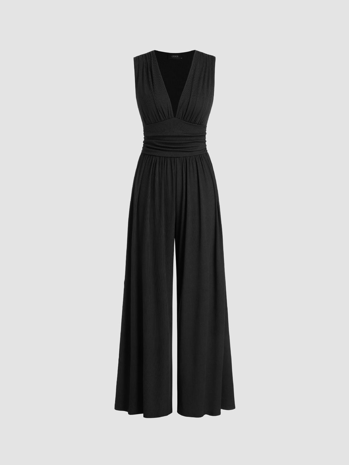 Combinaison pantalon noire sans manches décolleté V, jambes larges et taille froncée.