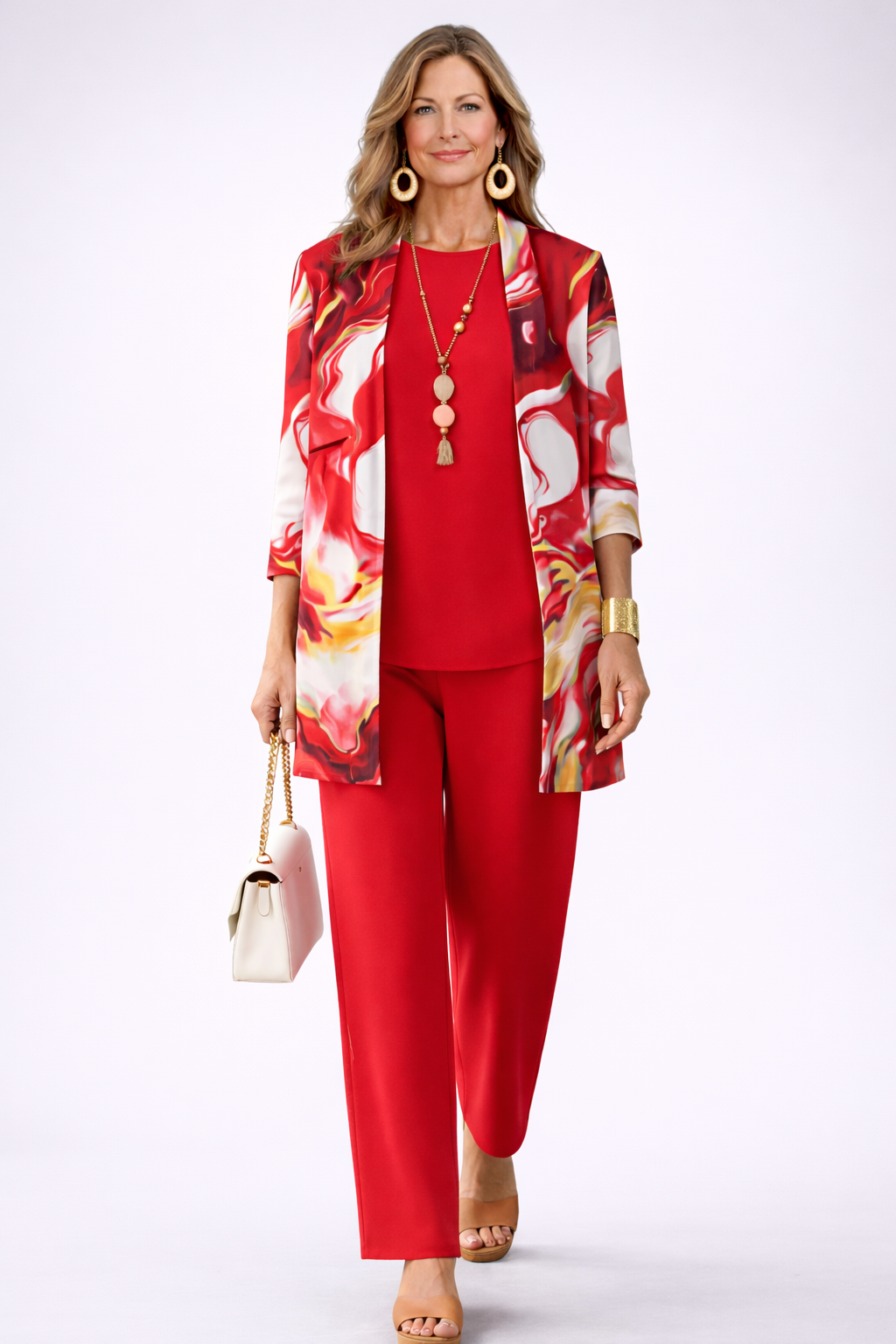 Ensemble trois pièces rouge : veste ouverte imprimée, top rouge uni et pantalon.