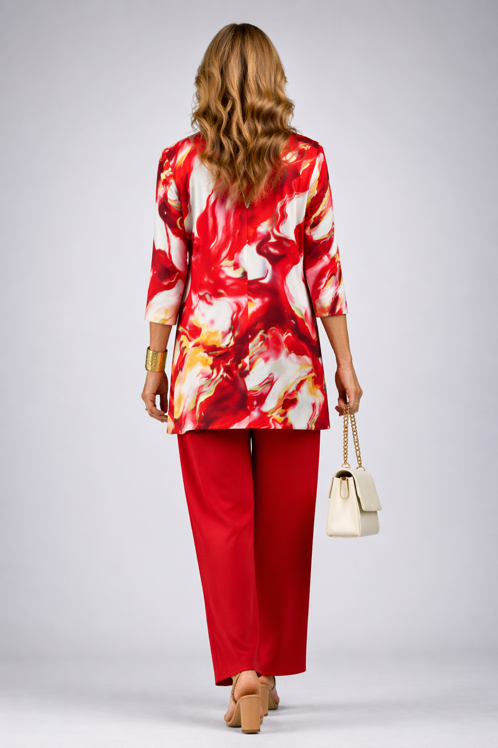 Ensemble trois pièces rouge : tunique imprimée à manches 3/4 et pantalon droit.