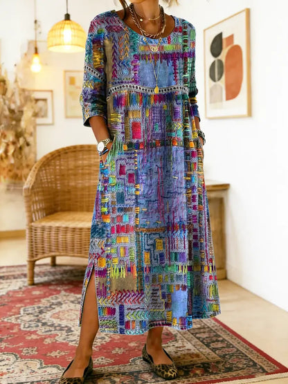 Robe maxi patchwork ethnique, tons turquoise et violet, encolure ronde, manches 3/4, fente.
