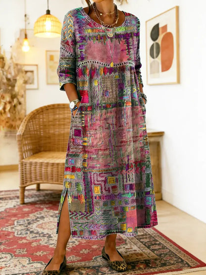 Robe longue imprimée ethnique multicolore, encolure ronde, manches 3/4, fente sur le côté.