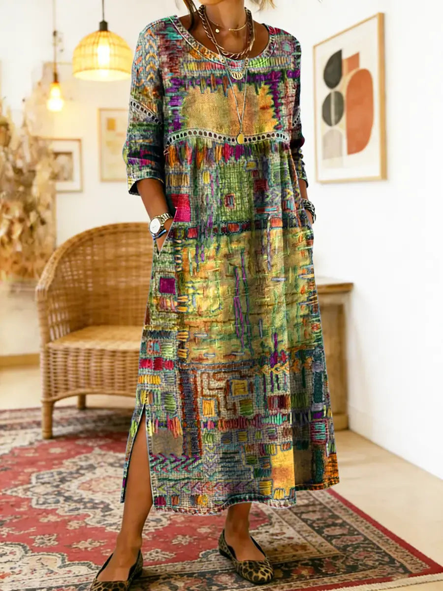 Robe longue patchwork ethnique aux tons bleu et multicolores, encolure ronde, fente sur le côté.