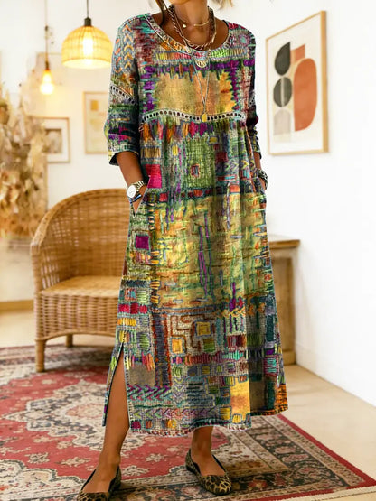 Robe longue patchwork ethnique aux tons bleu et multicolores, encolure ronde, fente sur le côté.