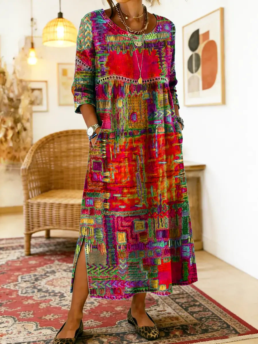 Robe maxi à motifs patchwork ethnique, dégradé de couleurs, encolure ronde, fente latérale.