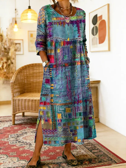 Robe longue imprimée patchwork ethnique, tons bleus et multicolores, encolure ronde, fente.