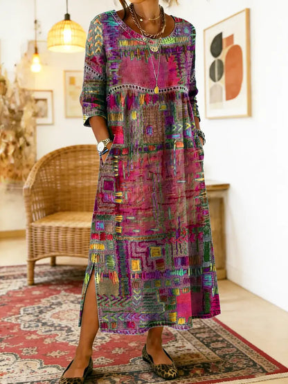 Robe maxi imprimée patchwork ethnique, dégradé violet et multicolore, encolure ronde, fente.