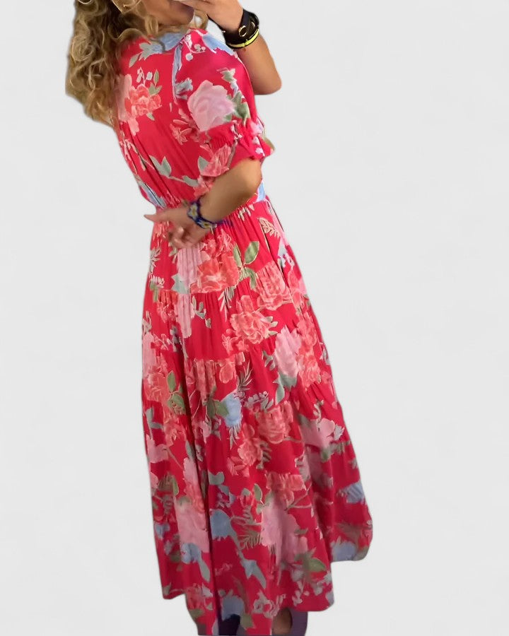 Robe fleurie rouge à col en V, manches bouffantes, ceinture à la taille, jupe ample.