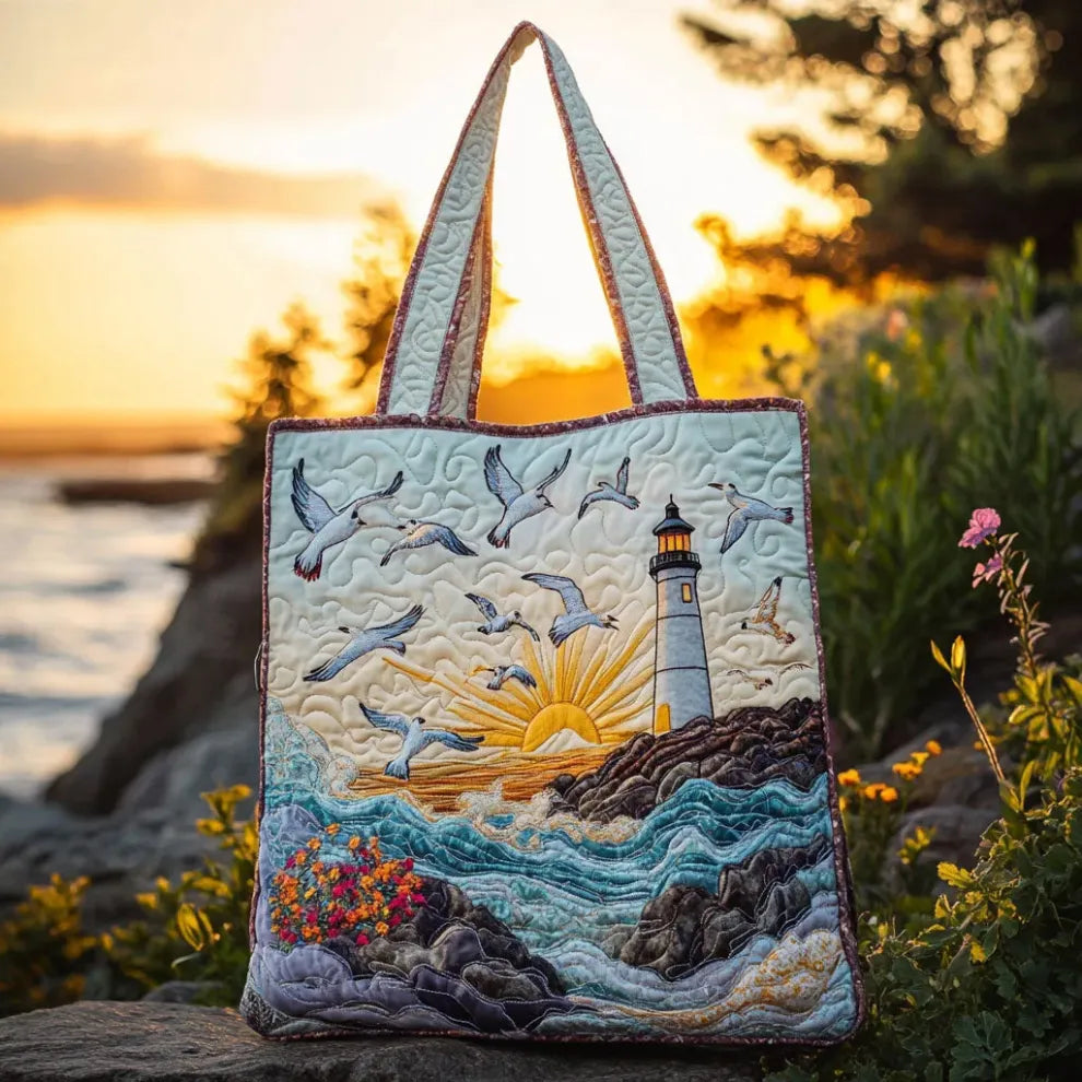 Sac cabas matelassé bleu clair, broderie phare et soleil, motif mer.