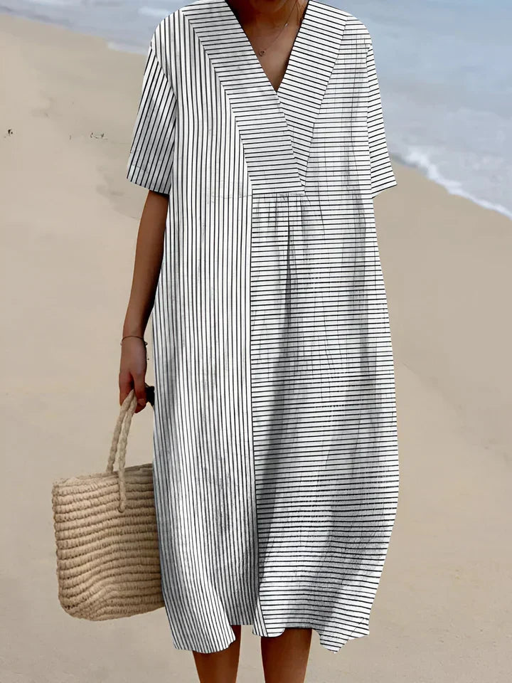 Robe d’été ample à rayures verticales bleu foncé sur blanc, col V