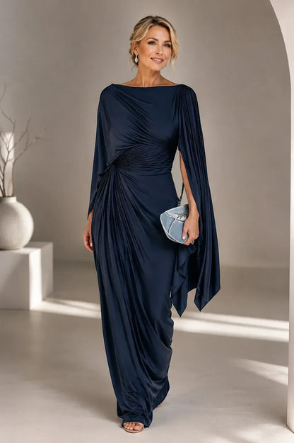Robe longue plissée bleu marine, drapée au buste, manches cape, jupe fluide avec découpe.