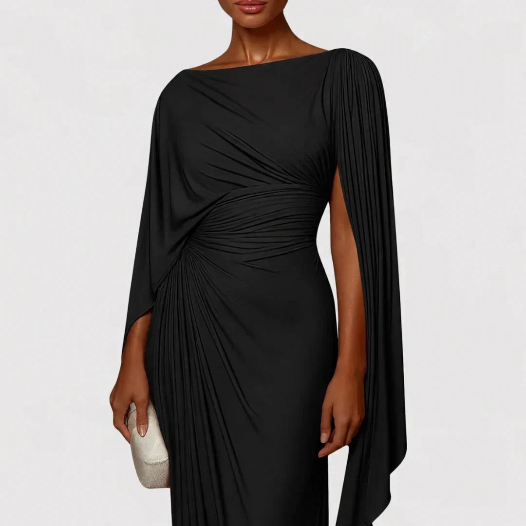 Robe longue plissée noire drapée, fente sur le côté, manches cape, silhouette près du corps.