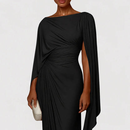 Robe longue plissée noire drapée, fente sur le côté, manches cape, silhouette près du corps.