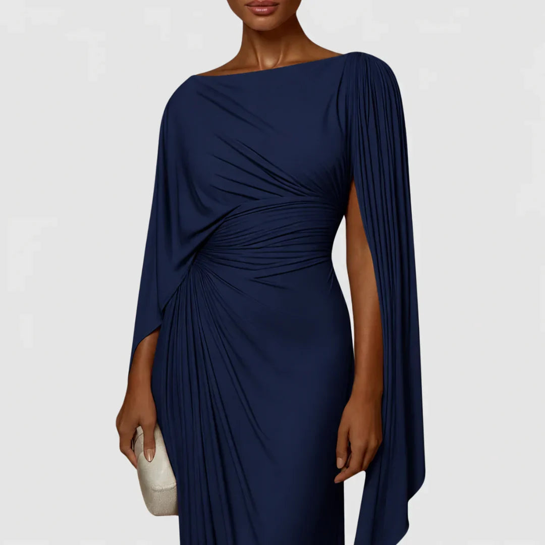 Robe longue plissée bleu marine drapée, manches cape, détail de plis au buste et à la taille.