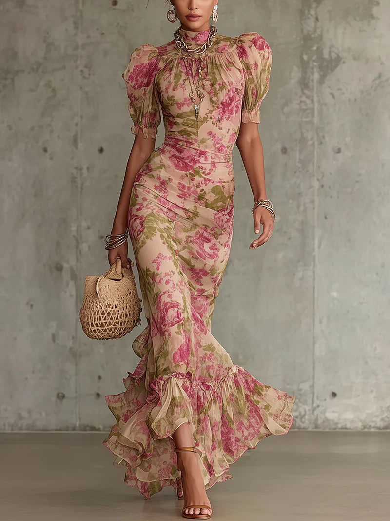 Robe longue rose à imprimé floral vintage, col montant froncé, manches bouffantes et volants.